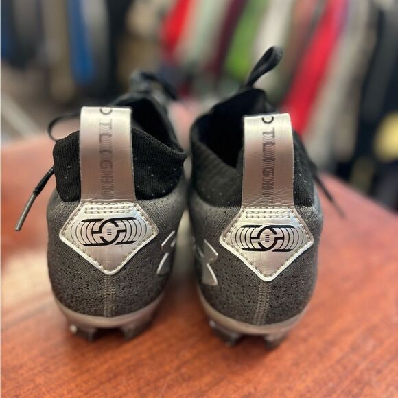 Under Amour men 11 Black and grey soccer Cleats - Picture 3 of 5
